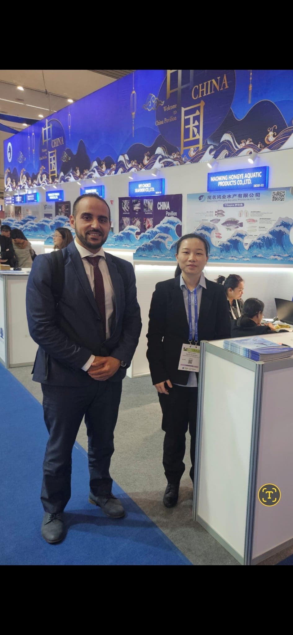 Rachid Atouli mit einer Tilapia-Lieferantin im China-Pavillon der Seafood Expo