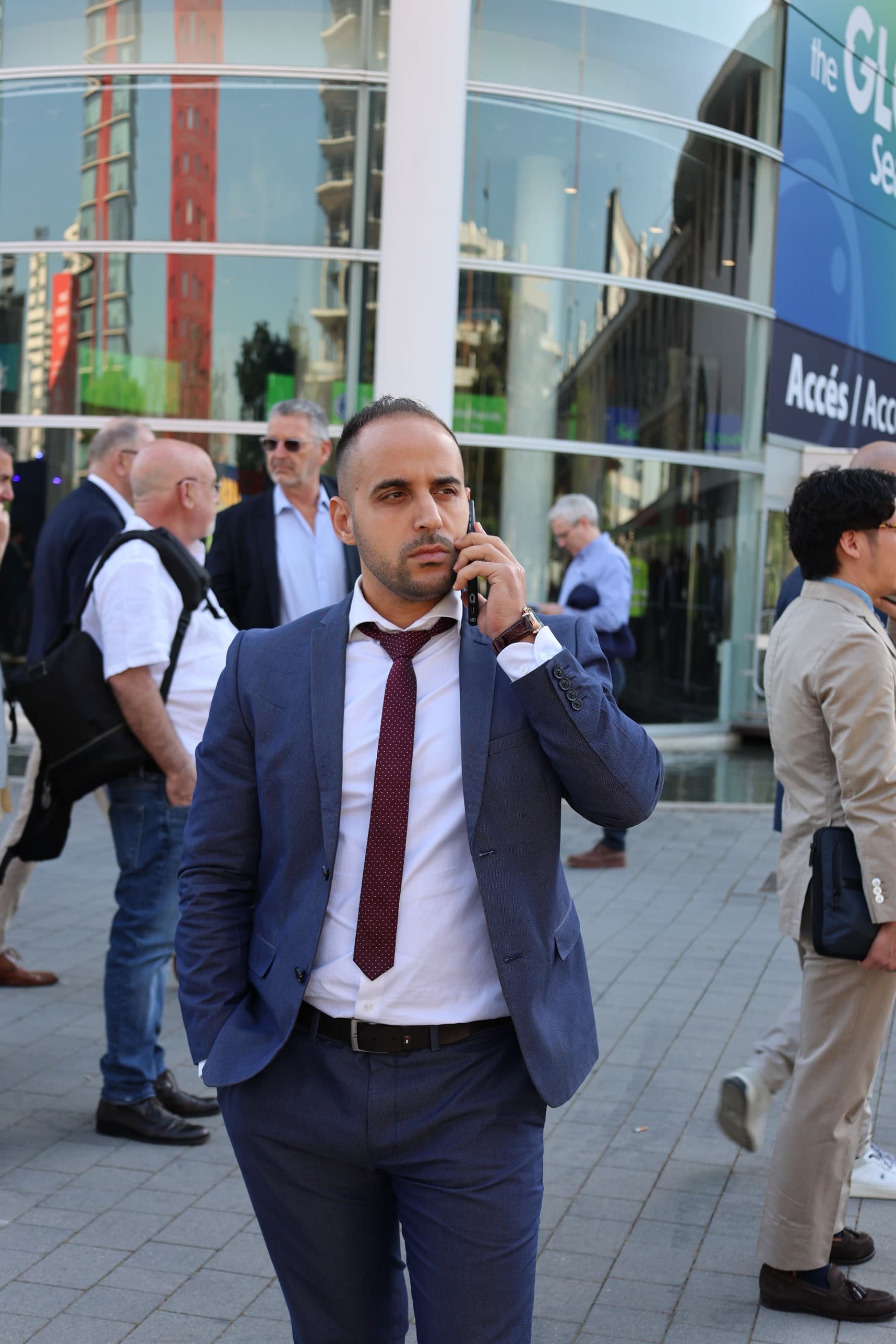 Rachid Atouli am Telefon mit einem Einkäufer vor dem Eingang der Fira Barcelona